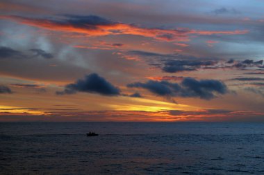gündoğumu Okyanusu üzerinde bulutlar ile