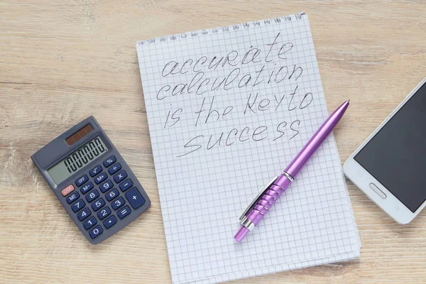 碑文の正確な計算 Iis のキーに成功電卓を開くスマート フォンとペンとメモ帳 — ストック写真