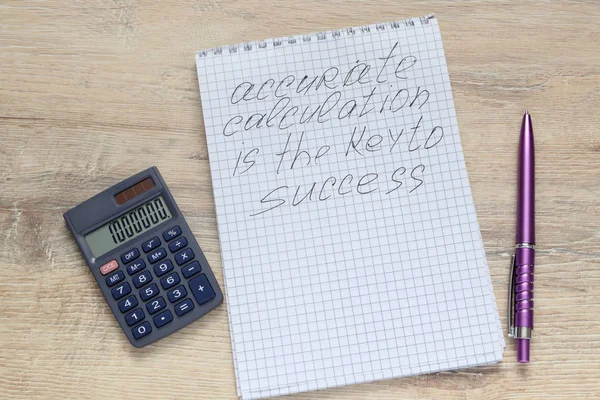 碑文の正確な計算 Iis のキーに成功電卓を開くとペンとメモ帳 — ストック写真