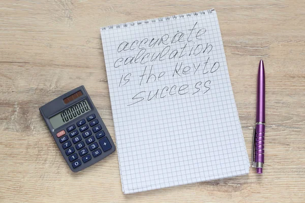 碑文の正確な計算 Iis のキーに成功電卓を開くとペンとメモ帳 — ストック写真