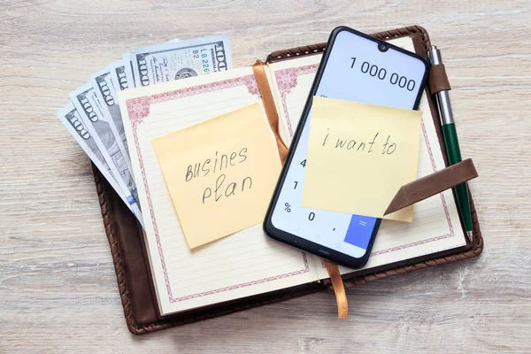 bize dolar ve sayılarla 1 000 000 açık hesap makinesi ve yapışkan not sayfası ile bir yazıt işletme planı, ben istiyorum için arka planda bir masa ile Organizatör