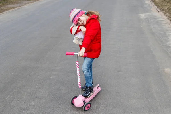 Meisje Een Scooter Rijden Het Voorjaar Weg Stad — Stockfoto