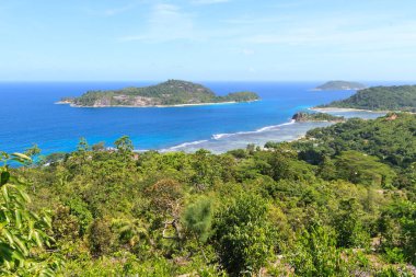 tropik bir adada bir görüntüleme platformu üzerinden Üstten Görünüm