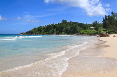 lagün ile açık mavi su, tropikal yeşil ve kayalar kayalar ile