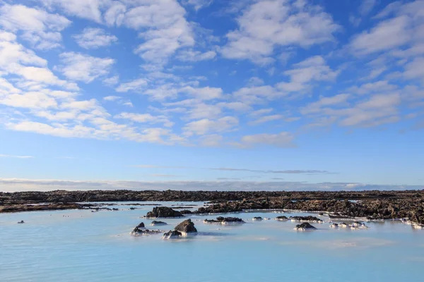 蓝色泻湖地热热的海水在寒冷的火山熔岩 — 图库照片#