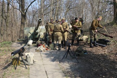 Kırmızı ordu askerleri kale ele geçirmeye hazırlanıyor. Kırmızı ordu savaşları ile Dünya Savaşı sırasında Konigsberg 'de beş numaralı kale saldırı savaşının yeniden inşası