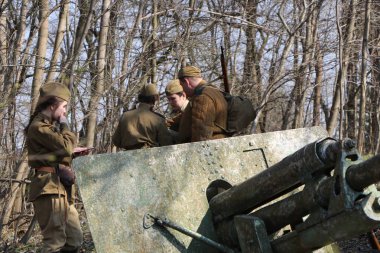 Kırmızı ordu askerleri kale ele geçirmeye hazırlanıyor. Kırmızı ordu savaşları ile Dünya Savaşı sırasında Konigsberg 'de beş numaralı kale saldırı savaşının yeniden inşası