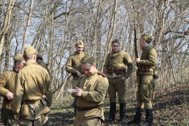 Kırmızı ordu askerleri kale ele geçirmeye hazırlanıyor. Kırmızı ordu savaşları ile Dünya Savaşı sırasında Konigsberg 'de beş numaralı kale saldırı savaşının yeniden inşası