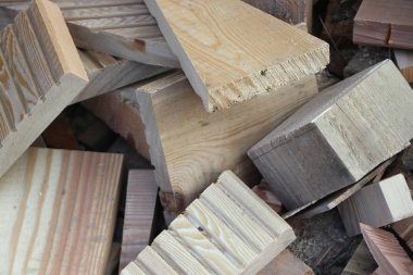 Trim tahtaları bir öbek içinde kaoically yalan