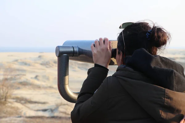 Flickan Undersöker Landskapet Binokulära Sanddyner Solnedgången — Stockfoto