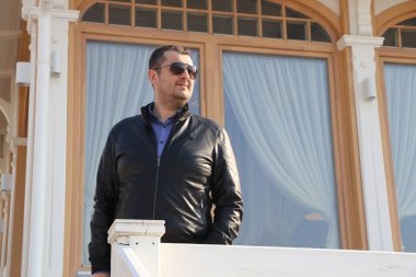  güneş gözlüğü güvenlik adam ve toprak koruma siyah bir ceket