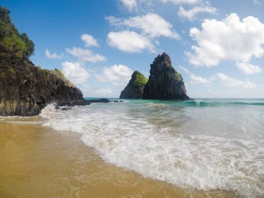 arka plan olarak güzel bir doğa ile güneşli bir gün görünümü