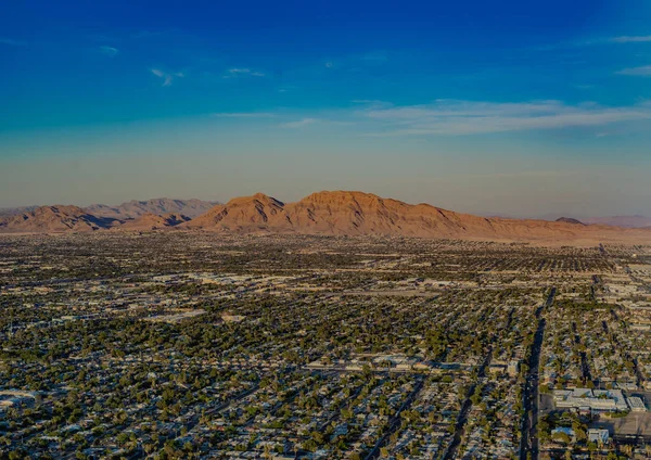 Εναέρια Άποψη Από Την Πόλη Και Βουνά Της Ερήμου Συγχωνεύονται — Φωτογραφία Αρχείου