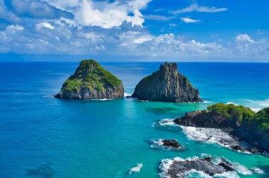 dağ manzaralı yukarıdan, bulutlu mavi gökyüzü ve güzel deniz