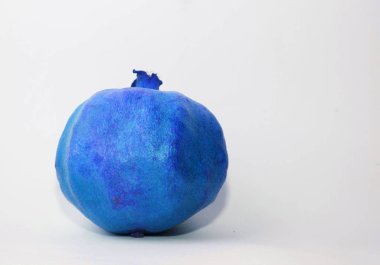 Olağanüstü mavi pomeganate tonda ve izole