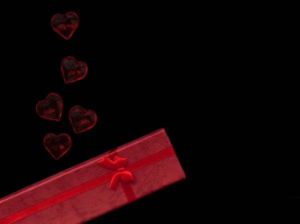 赤いハートと黒背景にプレゼント ボックス 聖バレンタインの日の背景 — ストック写真
