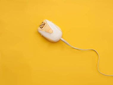 Sarı zemin üzerine elektrik depilator