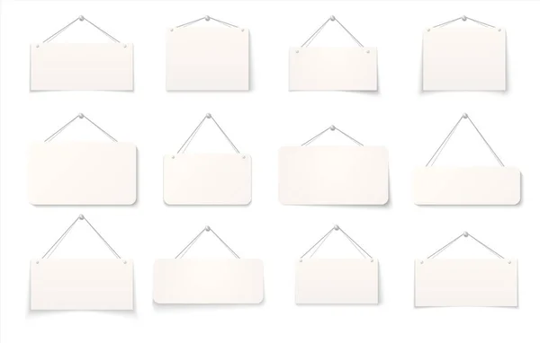 Sinal de suspensão. Sinais de papel em branco realistas isolados em fundo branco, placas de papelão penduradas vazias em 3D na parede. Conjunto de vetores — Vetor de Stock