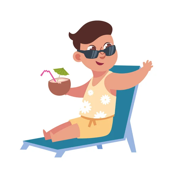 Niño plano en vacaciones de verano en la playa. Lindo chico sentado en el salón con cóctel tropical en coco. Turista relajarse en la orilla del mar de arena, plantilla de logotipo de turismo. Publicidad de viajes vectoriales. — Vector de stock