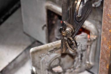 Sıcaklık birinin eve getirdiğin sigara-sanayii demir kömür kazanı