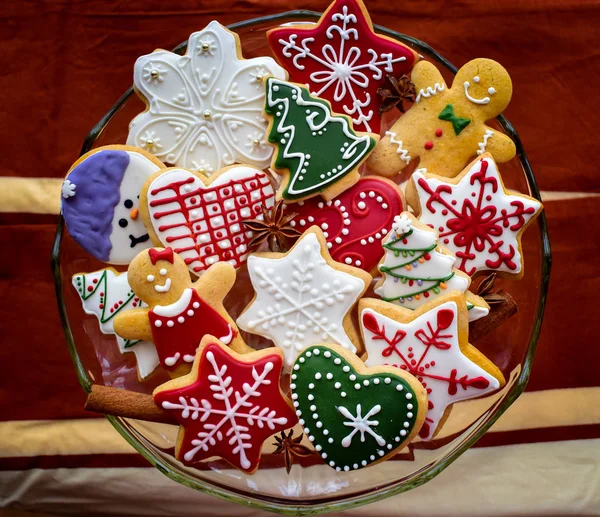 Geleneksel bir şekilde dekore edilmiş gingerbread çerezleri güzel bir seçim Noel için bir blass kase hizmet