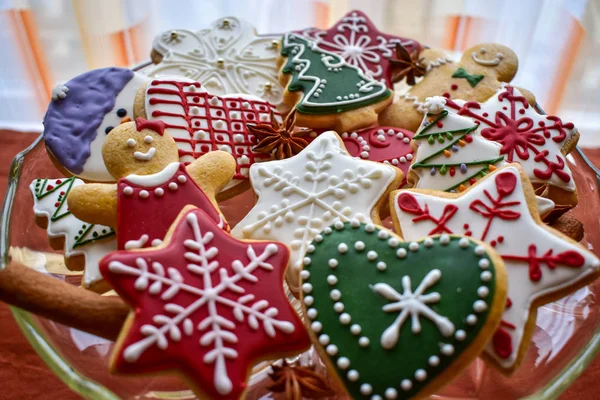 Geleneksel bir şekilde dekore edilmiş gingerbread çerezleri güzel bir seçim Noel için bir blass kase hizmet