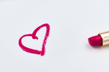 Pembe kalp işareti beyaz backgrou izole bir ruj ile çizilmiş