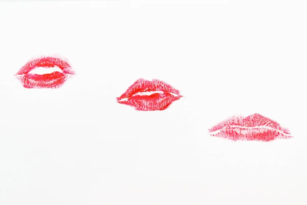 Verschillende rode lippenstift markeringen geïsoleerd op een witte achtergrond — Stockfoto
