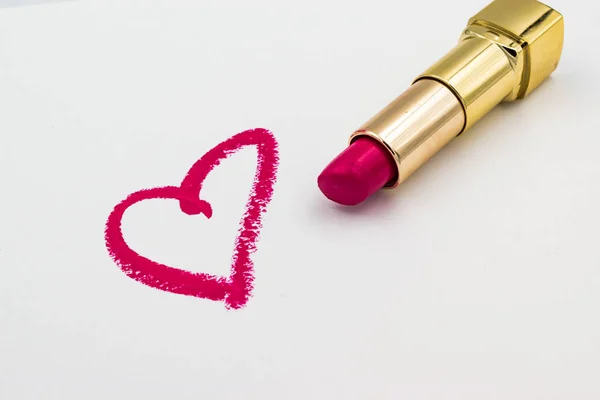 Pembe kalp işareti eith beyaz backgrou izole bir ruj çizilmiş