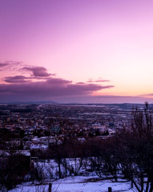 Macaristan Alacakaranlıkta Pecs şehrinin mor silueti