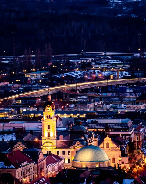 匈牙利 市中心的圣母玛利亚坎德拉马斯教堂在夜晚被照亮 — 图库照片