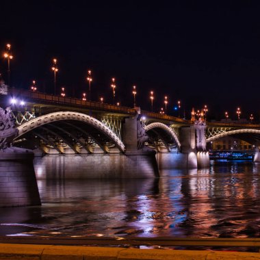 Margaret Köprüsü Budapeşte, Macaristan, Avrupa 'da gece aydınlandı