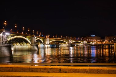 Margaret Köprüsü Budapeşte, Macaristan, Avrupa 'da gece aydınlandı