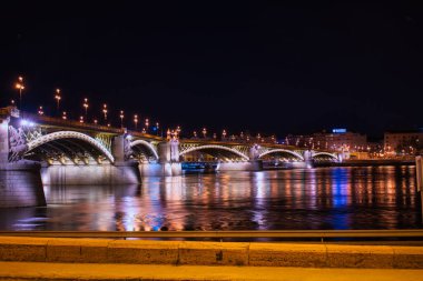 Margaret Köprüsü Budapeşte, Macaristan, Avrupa 'da gece aydınlandı