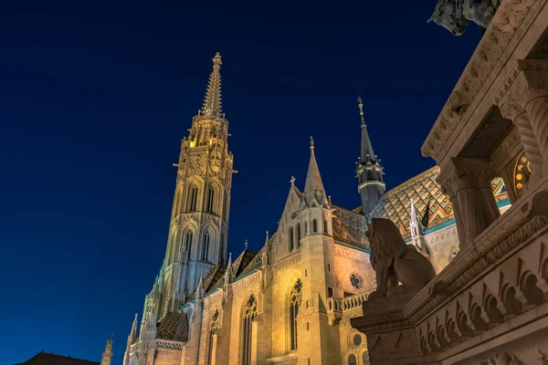 Captura Nocturna Iglesia Matthias Budapest Hungría Por Noche — Foto de Stock