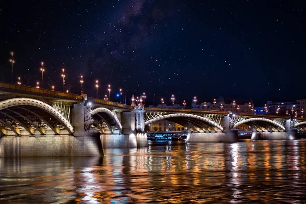 Margaret Köprüsü Budapeşte, Macaristan, Avrupa 'da gece aydınlandı