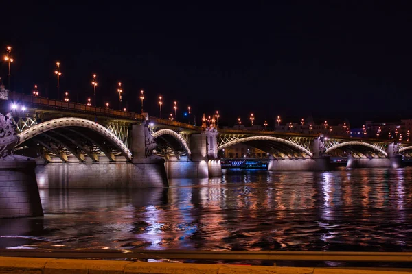 Margaret Köprüsü Budapeşte, Macaristan, Avrupa 'da gece aydınlandı