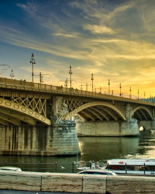 Güzel Margaret Köprüsü Budapeşte, Macaristan, Avrupa 'da dramatik bir günbatımında