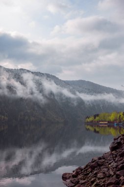 Yenisei üzerinde üstleri ve sis üzerinde kar mayıs