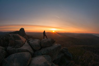 gezgin gün batımına bakıyor