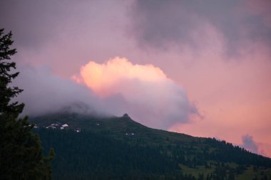 Bulutların içinde çözünmesi