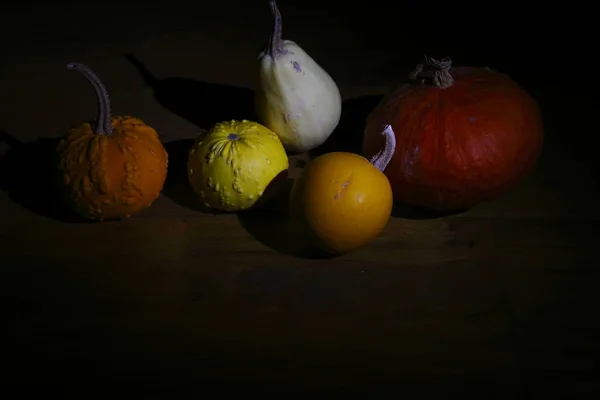 Χρωματισμένα Φρούτα Πάνω Από Ένα Σκοτεινό Ξύλινο Τραπέζι — Φωτογραφία Αρχείου