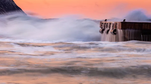 桟橋で 夕日の嵐の冬の日の波 — ストック写真