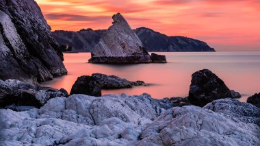 Portonovo plajında Vela kaya