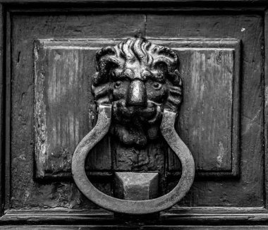 Eski ahşap kapıyı çalmak