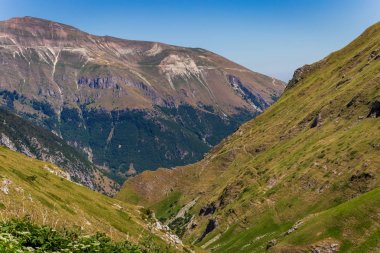 Pilato gölüne Sibillini dağı