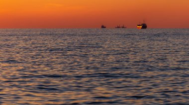 Denizin üzerinde gün batımı