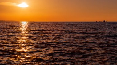 Denizin üzerinde gün batımı