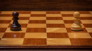 Satranç tahtasında Siyah vs. Beyaz