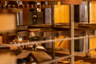 Ahşap guguklu bir saatin içinde